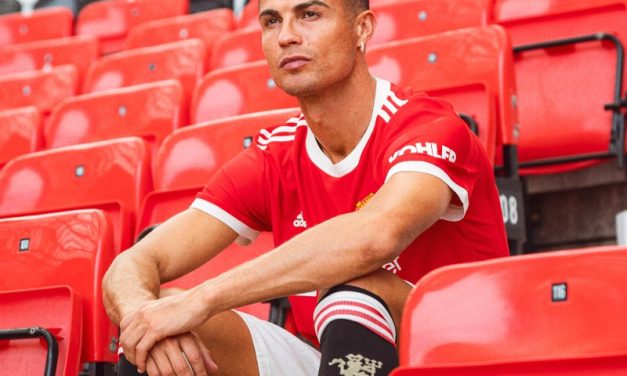 Manchester United: El espectacular buzo de Cristiano para entrar en calor