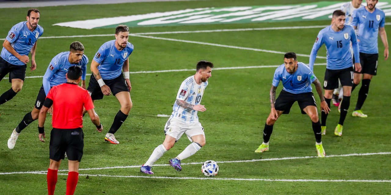 Argentina: La increíble imagen de Messi rodeado por siete jugadores de Uruguay