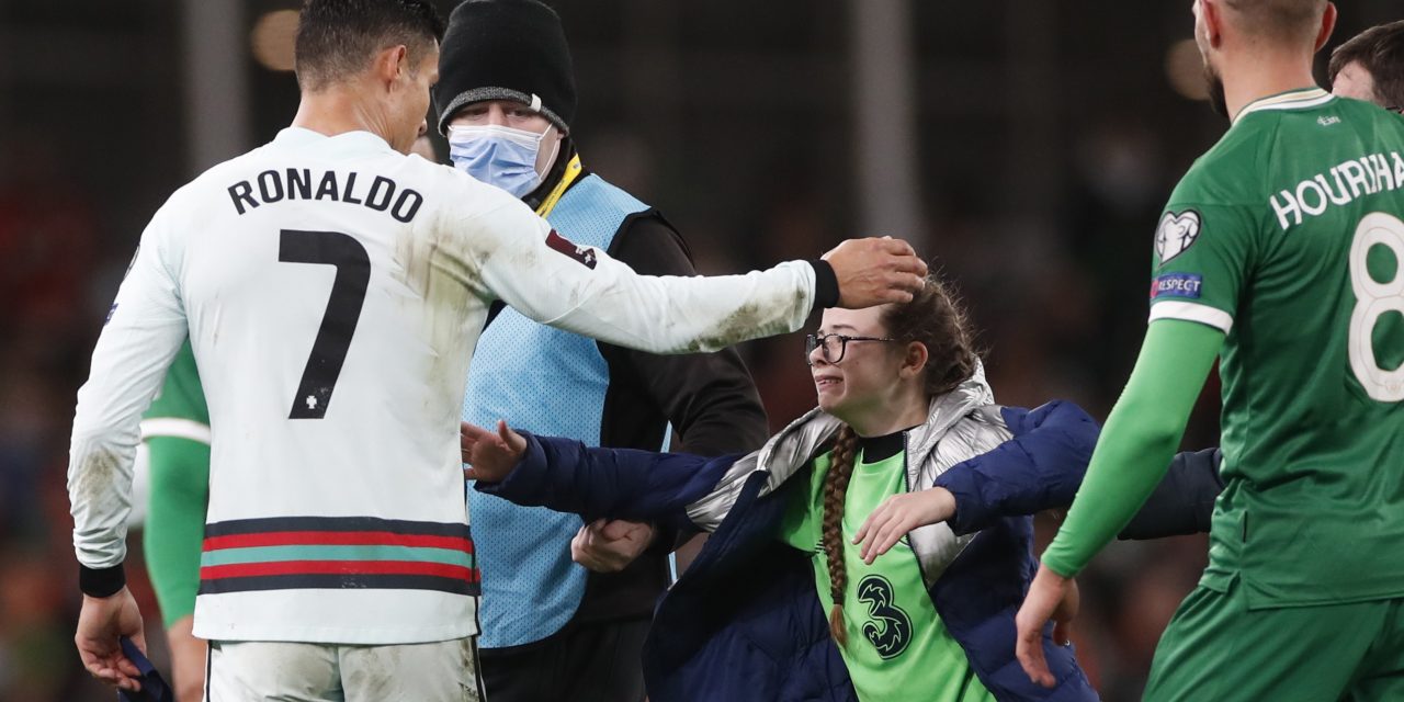 Una niña entro llorando y Cristiano hizo algo mágico en el partido de Portugal ante Irlanda