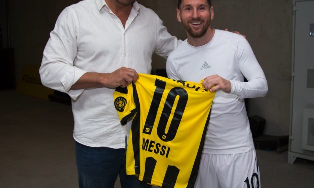 Argentina – Uruguay: El presidente de Peñarol le hizo un regalo a Messi y le susurró un deseo muy particular «Ojala te tengamos…»