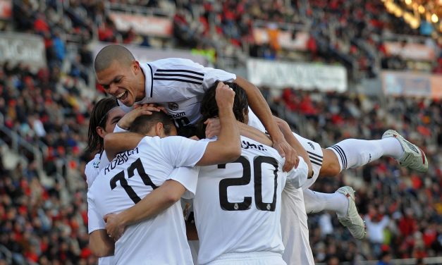 Fue duramente criticado en el Real Madrid y el Bayern Múnich, pero hoy se retiro y en su club natal le brindaron un cálido homenaje