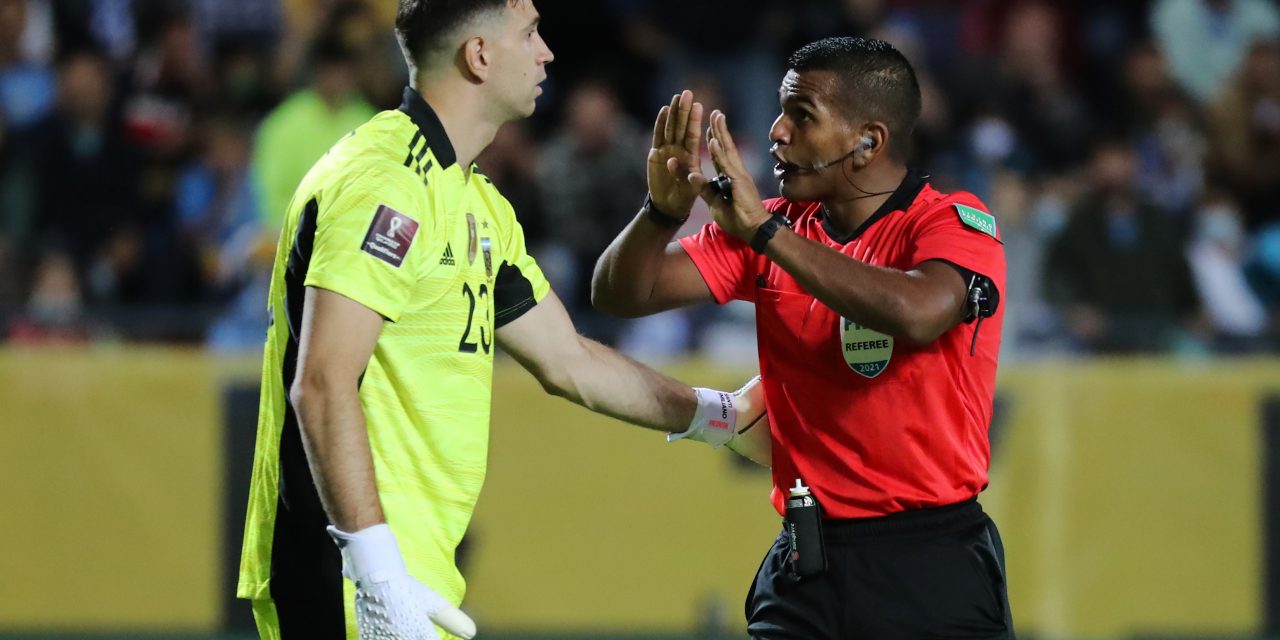 Argentina – Uruguay: Insólito hecho en Montevideo, ‘Dibu’ le regaló la camiseta, ¡A un ladrón!