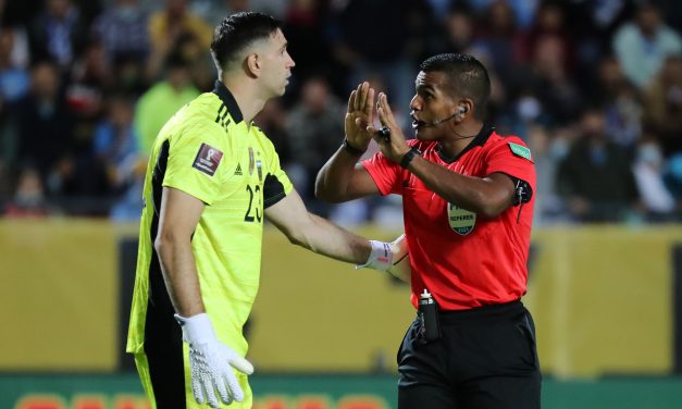 Argentina – Uruguay: Insólito hecho en Montevideo, ‘Dibu’ le regaló la camiseta, ¡A un ladrón!