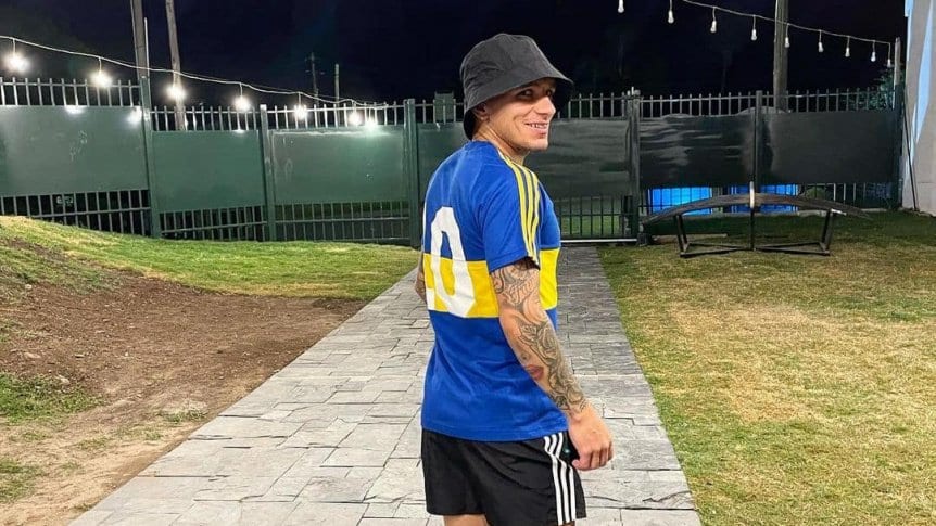 Vuelve a instalarse la novela en Uruguay: Torreira se mostró con la camiseta de Boca ¿Y si te llama Roman?