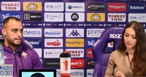 Repudio en Italia: Apuntan contra un jugador de la Fiorentina por un polémico gesto hacia su jefa de prensa