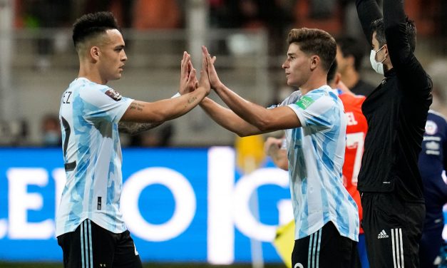 Argentina busca estirar su invicto ante Colombia que se juega la clasificación