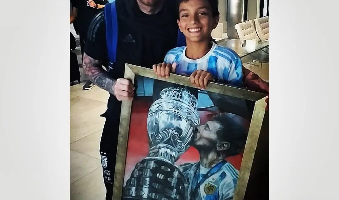 El emotivo gesto de Lionel Messi con un niño que le regaló un cuadro con la Copa América que ganó Argentina