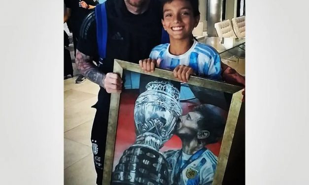 El emotivo gesto de Lionel Messi con un niño que le regaló un cuadro con la Copa América que ganó Argentina