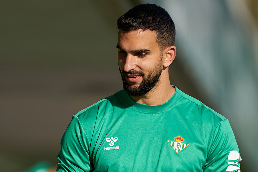 Martín Montoya pone rumbo a Grecia y abandona el Betis