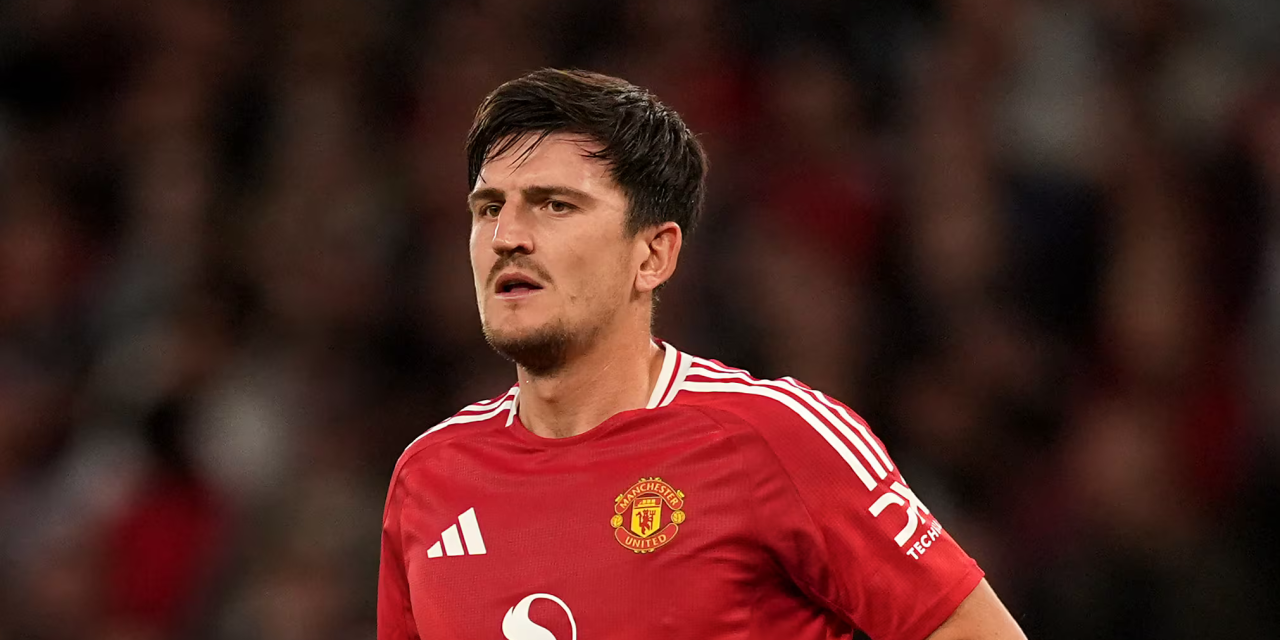 Harry Maguire, con pie y medio fuera del Manchester United