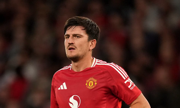 Harry Maguire, con pie y medio fuera del Manchester United